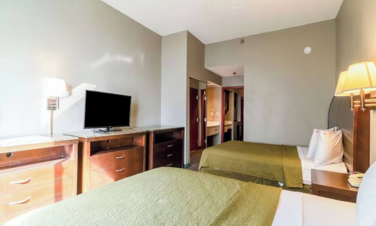 Jonesboro Hotel | Modern Suite w/2 Queens | Near Arkansas State Univ & Downtown Jonesboro