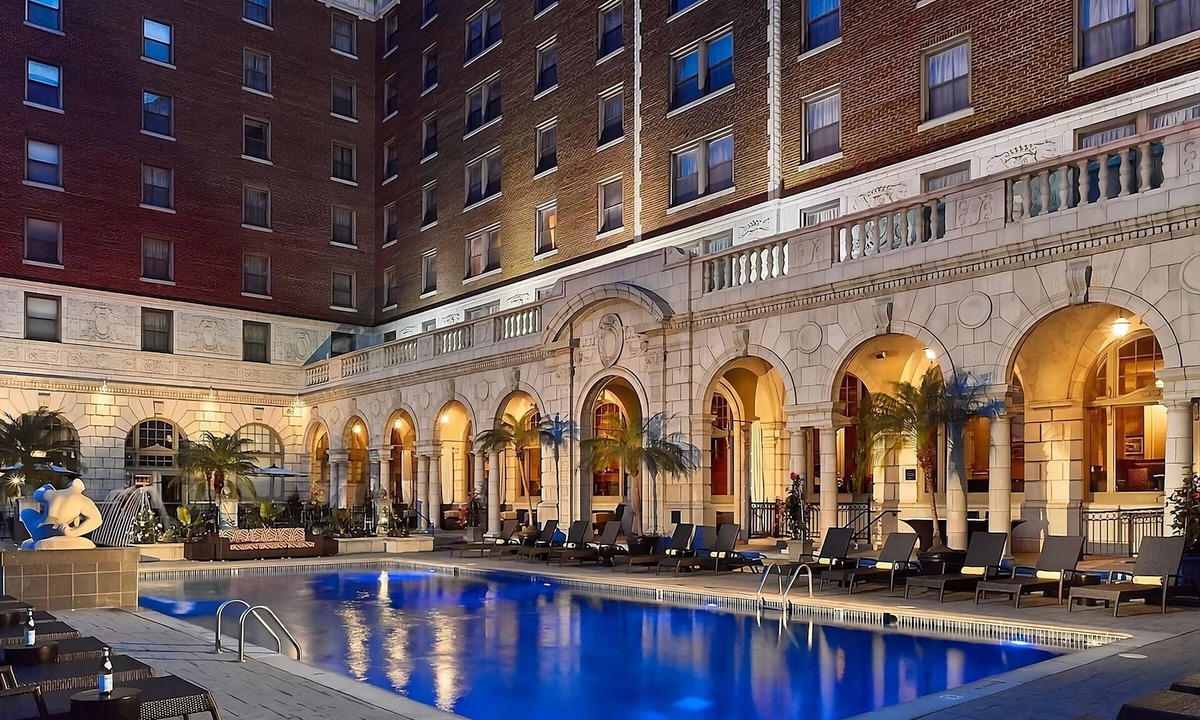 Central West End Apartment | Modern Suite w/Living & Dining Areas! Pets Allowed! W/Parking, Pool & Cinema!