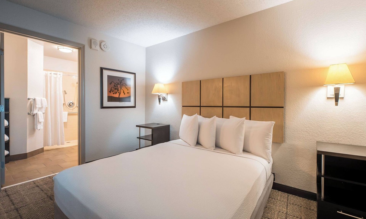 Fossil Creek Hotel | Modern Suites | Family-Friendly Space | Near Botanic Garden