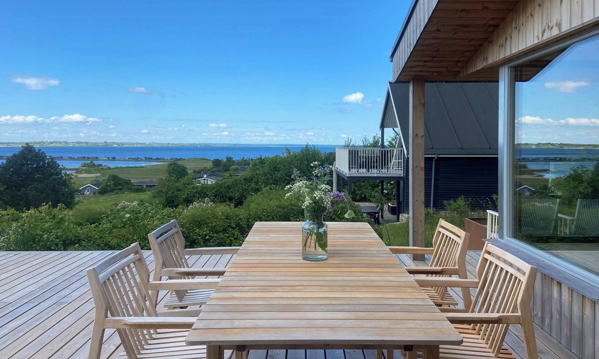 Faaborg House | Modern summer house overlooking the water