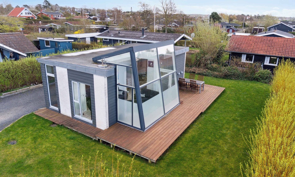 Frolunde House | Modern summer house with fantastic skylight