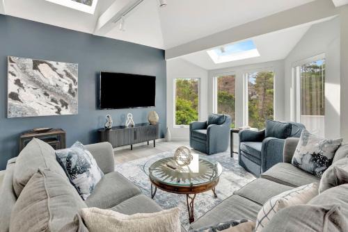 Marine Terrace House | Modern Sunlit Coastal Retreat