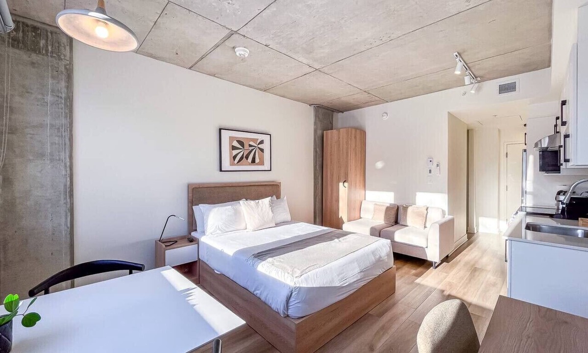 Plateau Mont Royal Apartment | Modern Sunny Studio | Prime Plateau Location