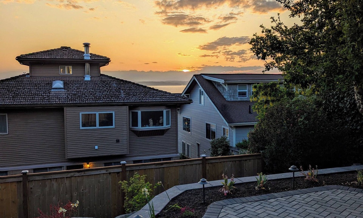 Sunset Hill Apartment | Modern Sunset Hill Guesthouse with Sauna