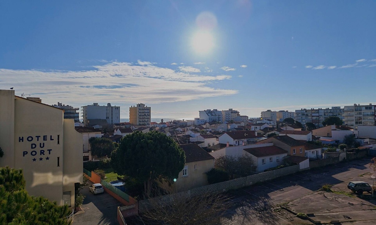 Le Port Apartment | Modern T2 with Air Conditioning, Wifi, Parking - 2/4 people