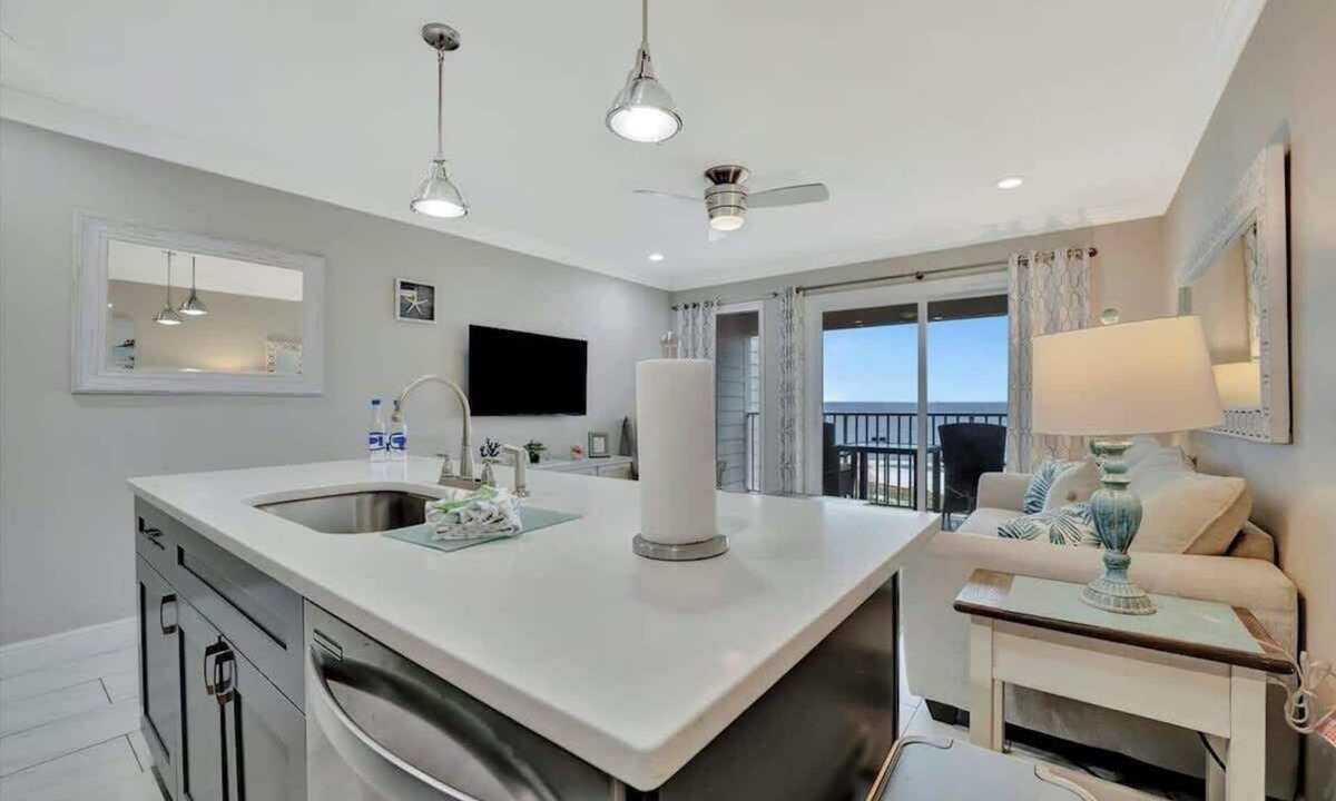 Rocky Point Apartment | Modern Tampa Waterfront Condo | Heated Pool & Bar!