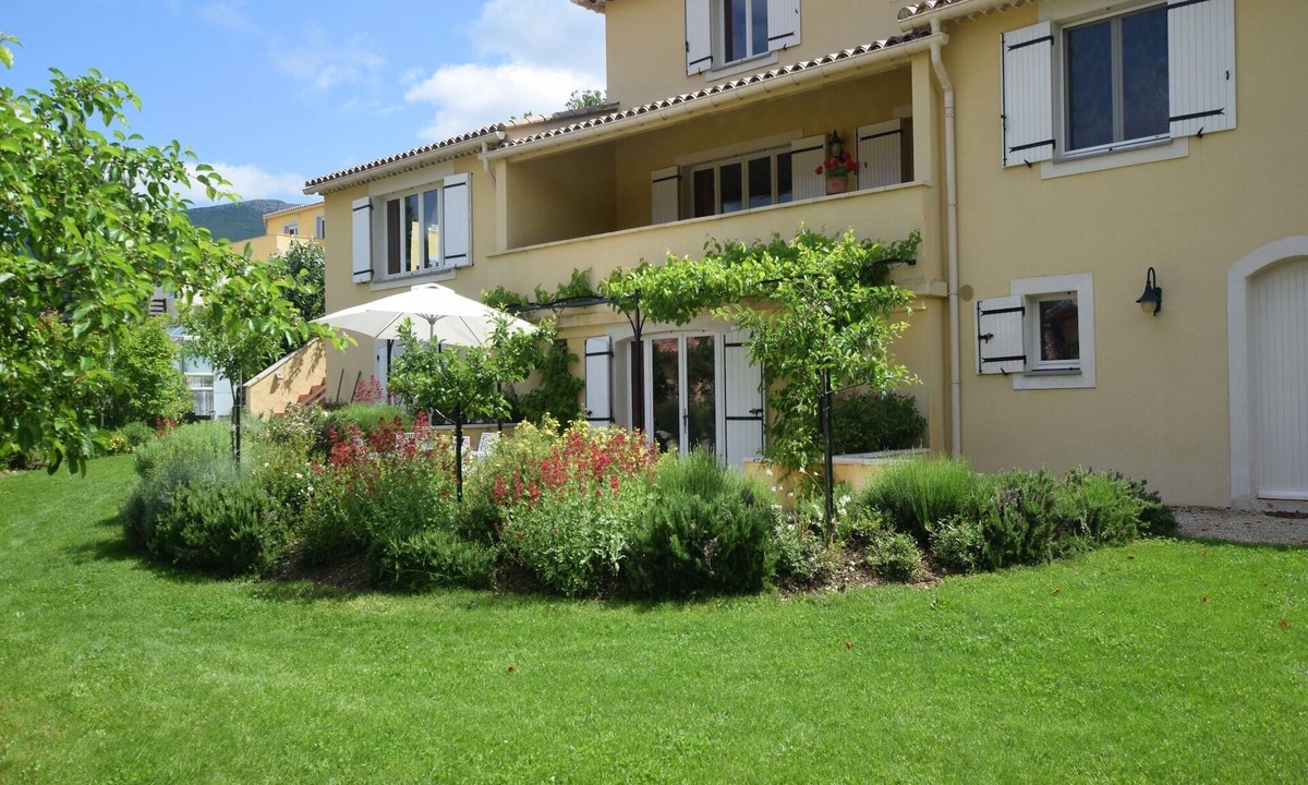 Montbrun-les-Bains Apartment | Modern Terrace Stay Montbrun