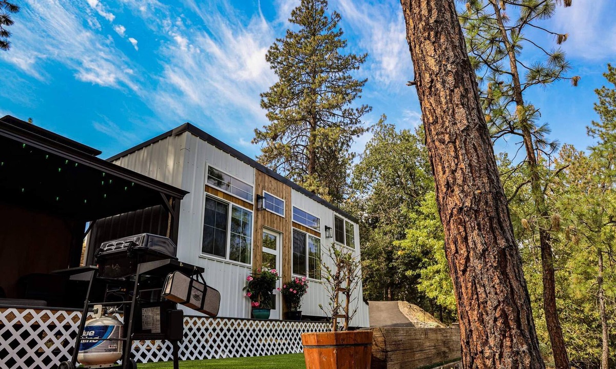 Shady Cove Cabin | Modern Tiny House in the Woods w/Hot Tub