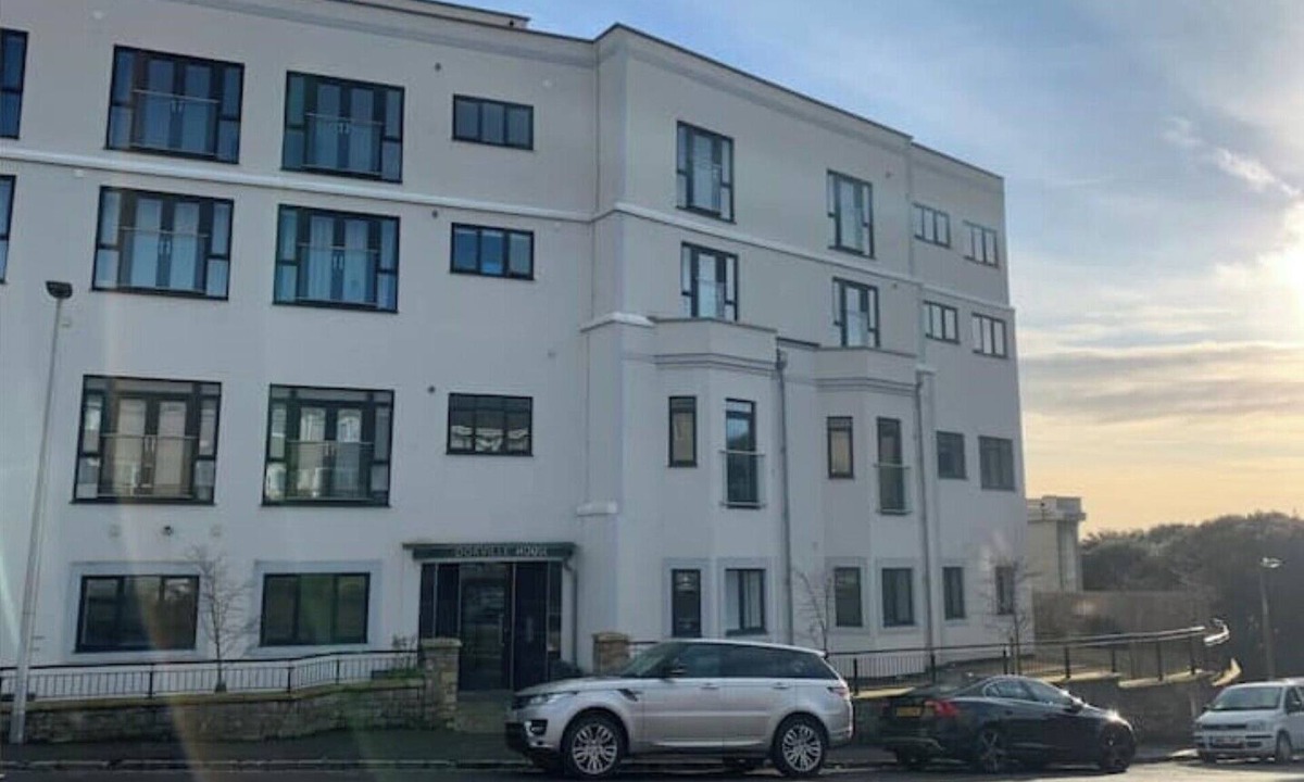 Weston-super-Mare Apartment | Modern top floor apartment with panoramic sea view