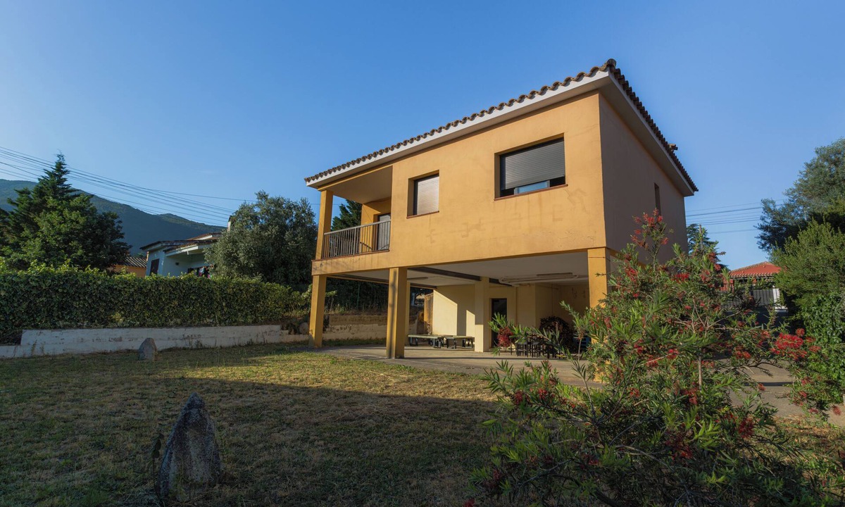 Macanet de Cabrenys House | Modern Town House in Maçanet