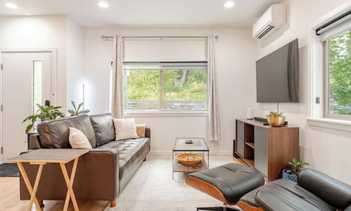 South Beacon Hill House | Modern Townhome in Beacon Hill w/AC by Light Rail