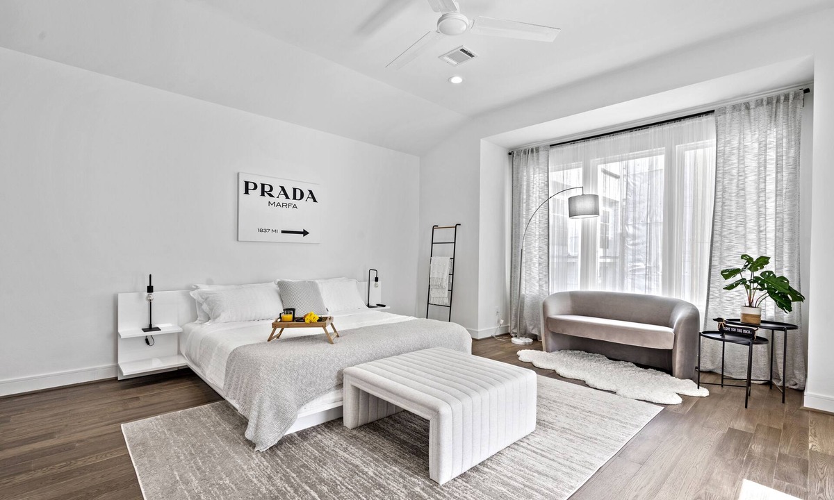 Houston House | Modern Townhome near Galleria - Garage Gym/Private Backyard