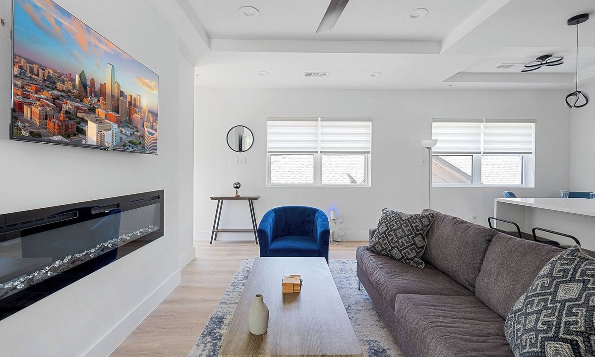 Oak Cliff House | Modern Townhome | Rooftop + Backyard Garage