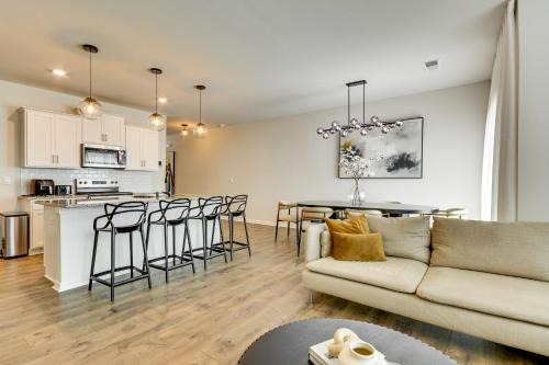 Kernersville House | Modern Townhome w/Private Yard in Kernersville!