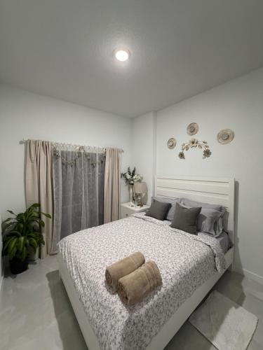 Florida City House | Modern townhome with kitchen and backyard access