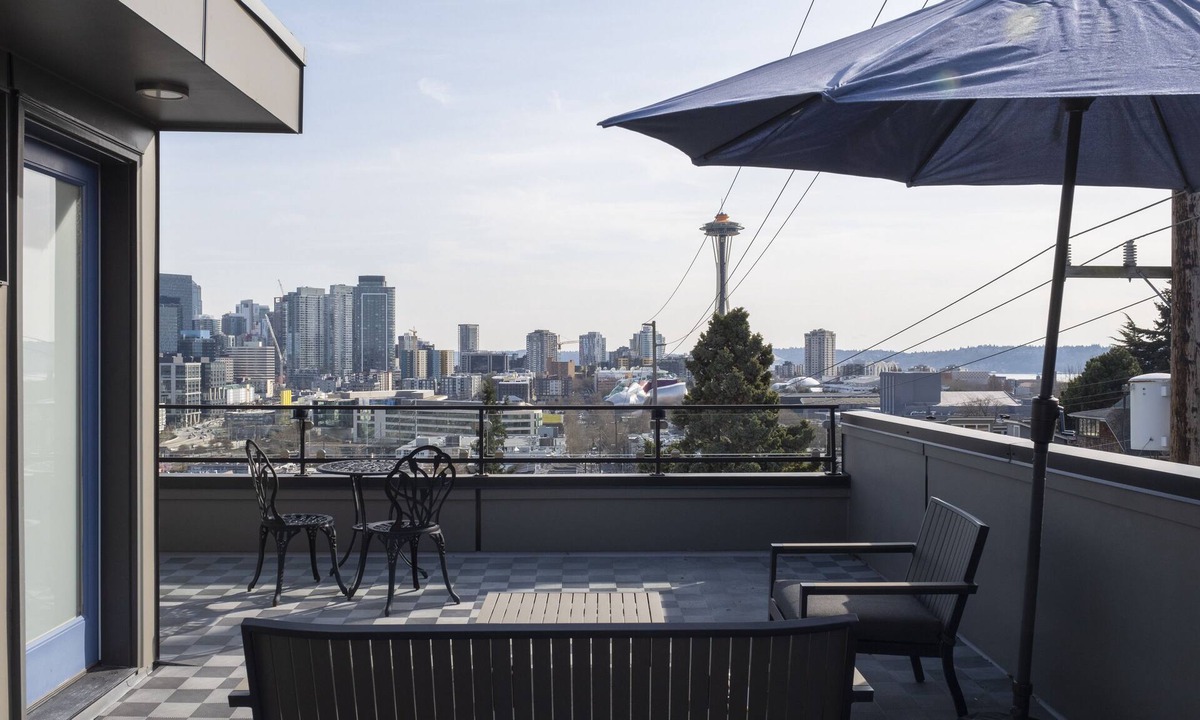 East Queen Anne House | Modern Townhome with Space Needle View
