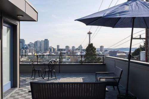 East Queen Anne Apartment | Modern Townhome with Space Needle View