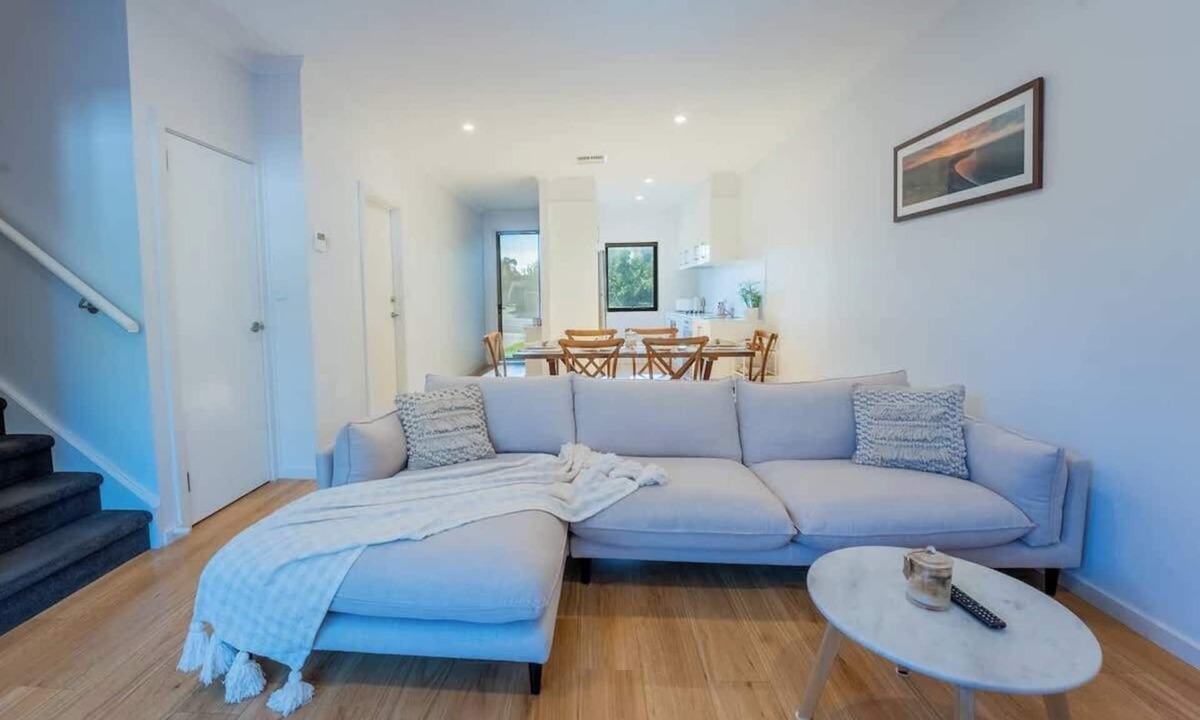 Christies Beach House | Modern Townhouse, Close to beach