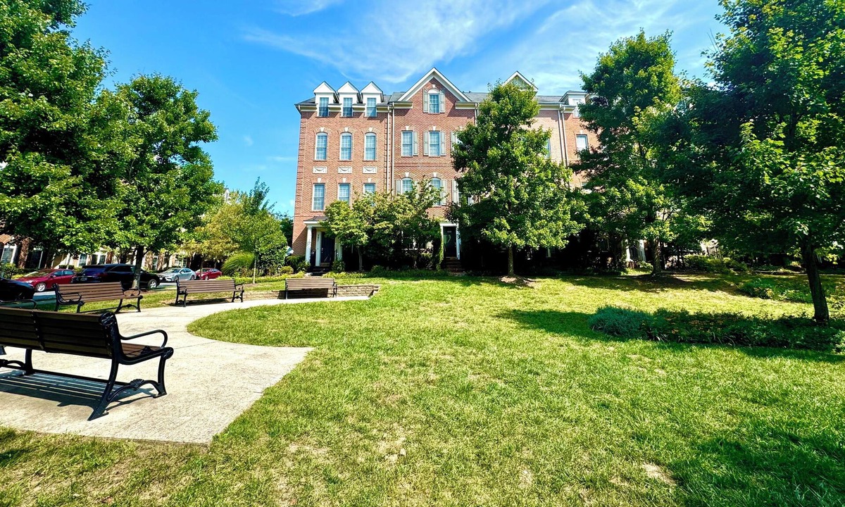 Gaithersburg House | Modern Townhouse Chic & Spacious