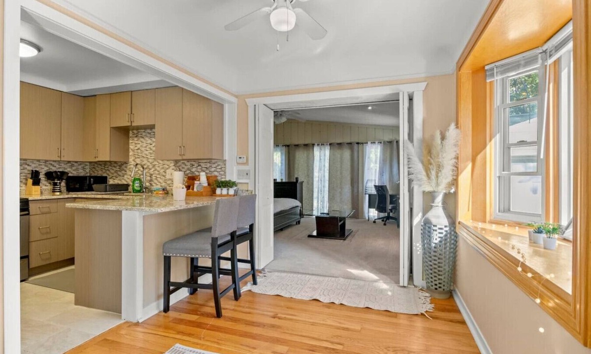 Dearborn Villa | Modern Townhouse Near Everything Shopping Center