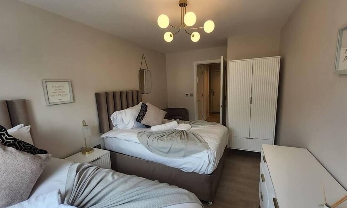 Springfield Condo | Modern Tranquility: Chic 2BR Flat, Mins from Park