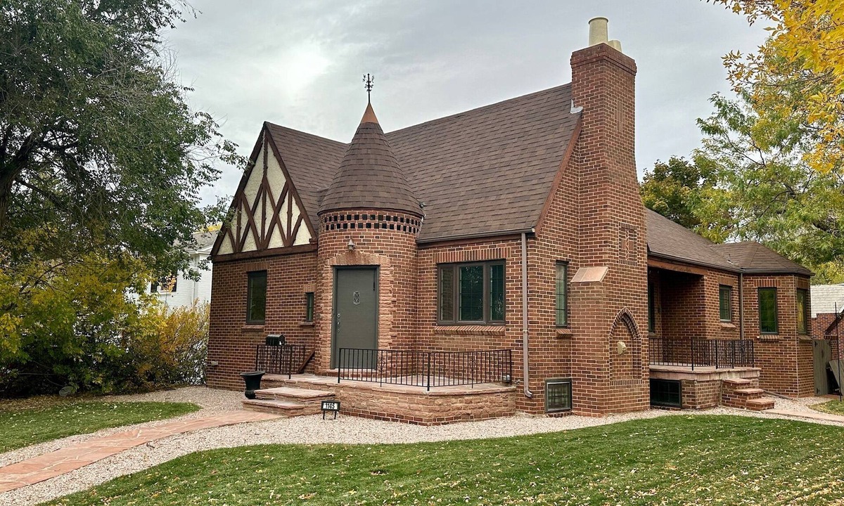 Casper House | Modern Tree-Street Retreat/Walkable Location