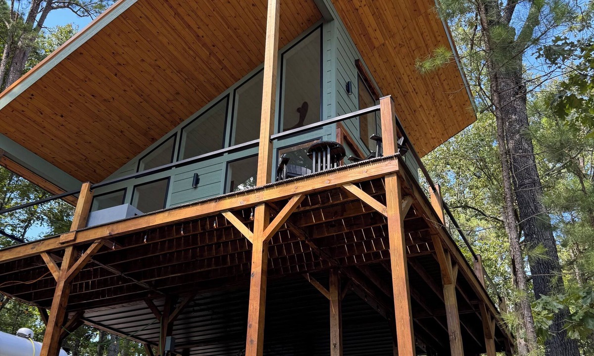Elizabeth Cabin | Modern Treehouse Sunset Cabin Hot Tub on Norfork Lake- Ozark Mountains Remote
