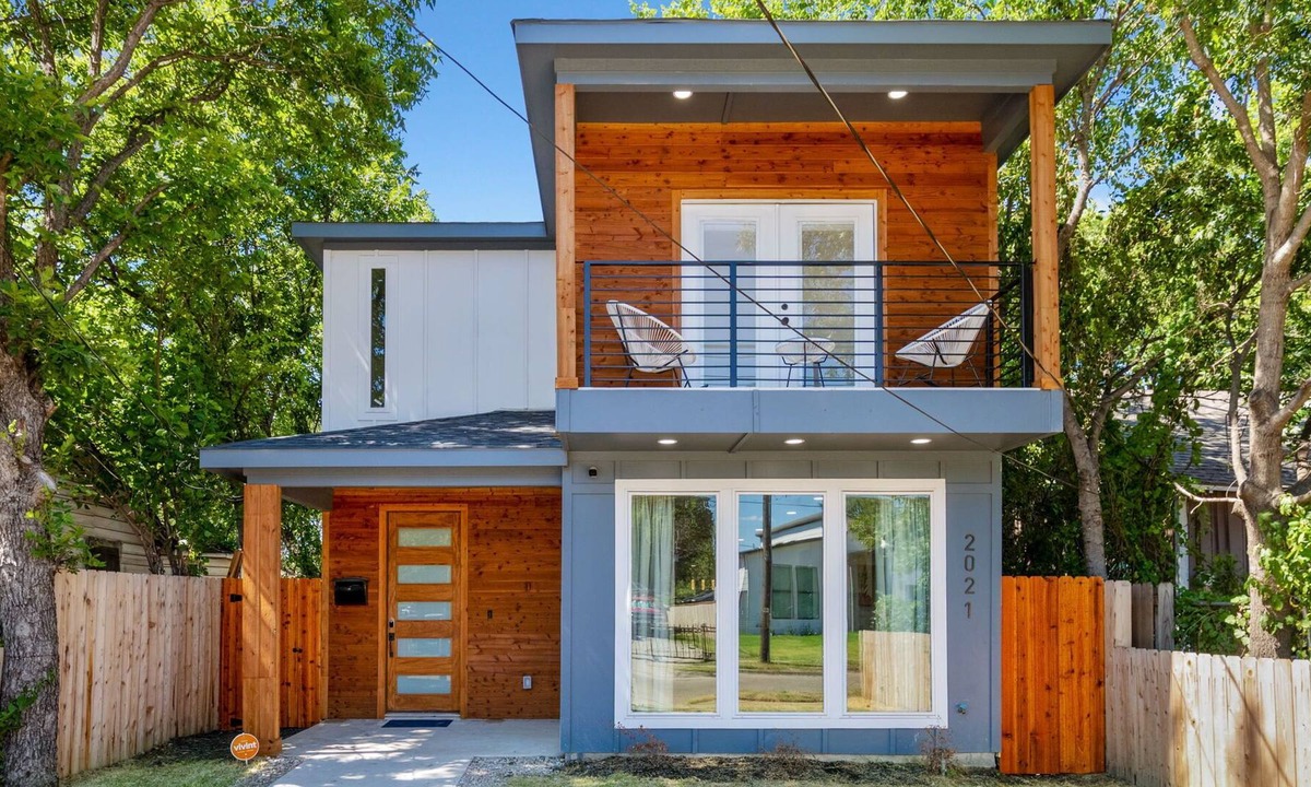 West Dallas House | Modern Tropical 4BR 6BED Home in Dallas!