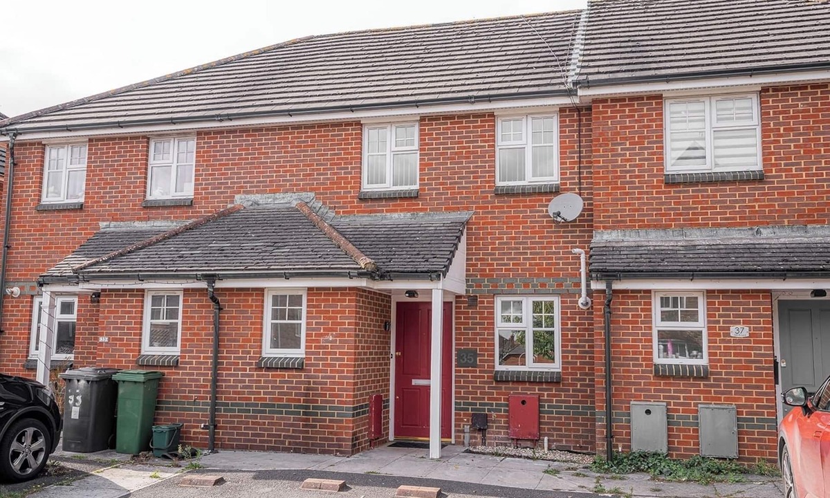 Sherborne St. John House | Modern Two Bedroom Home with Parking