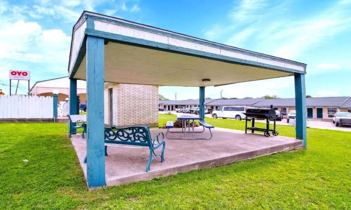Oakville Hotel | Modern Unit Near SUBWAY – Pet Friendly, Outdoor Pool & Free On‑site Parking