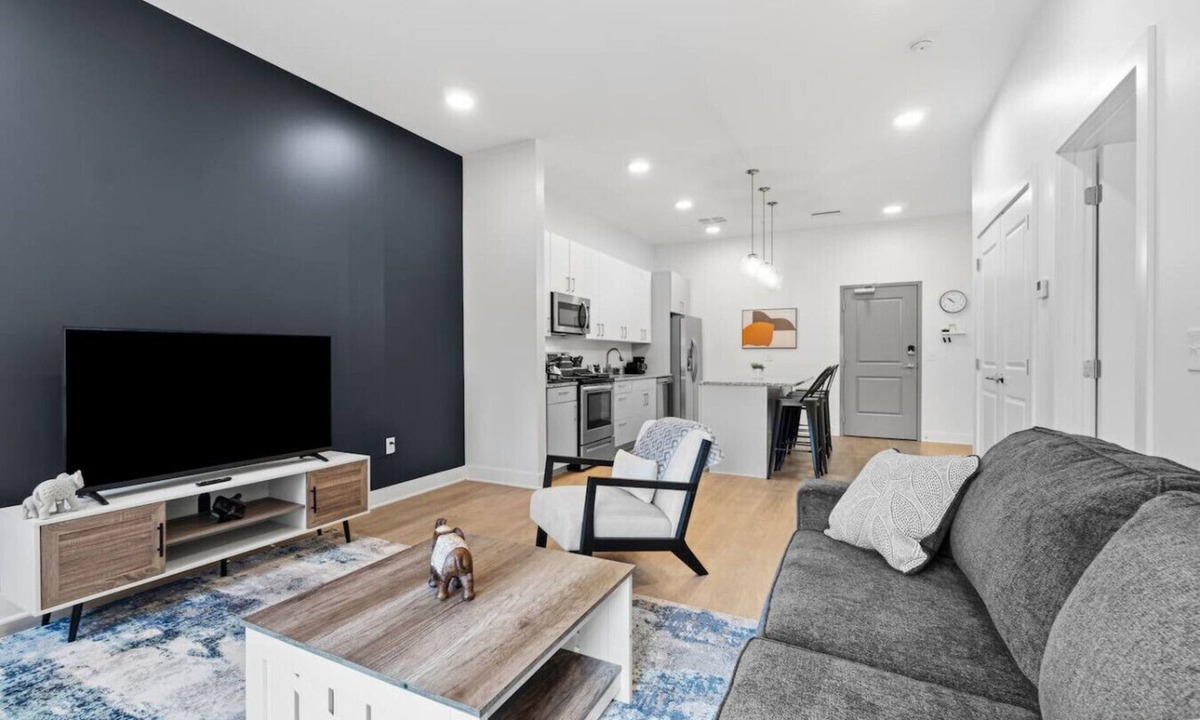 Little Italy Apartment | Modern Univ Circle Suite | UH/CWRU | Gated Parking