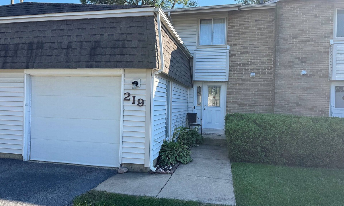 Bolingbrook House | Modern, Updated, and Centrally Located, Townhouse Retreat.