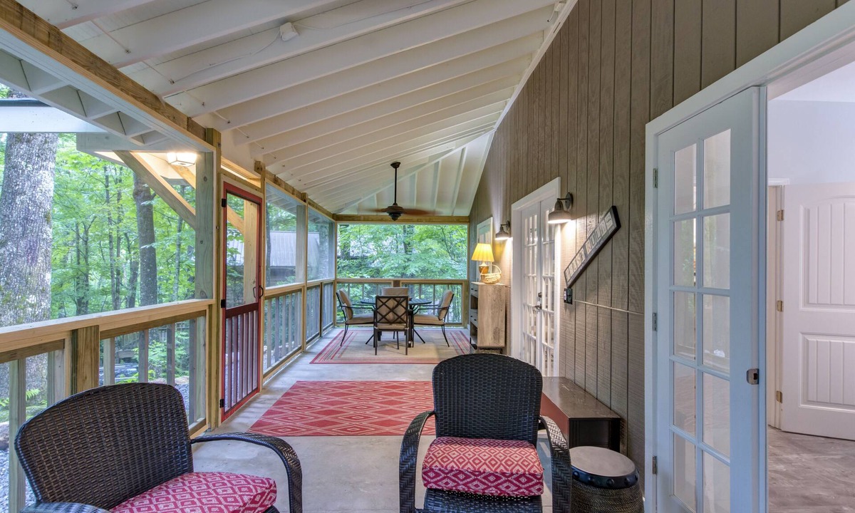 Highlands House | Modern updated apartment/screen porch & fire pit /close to Downtown/Pets ok