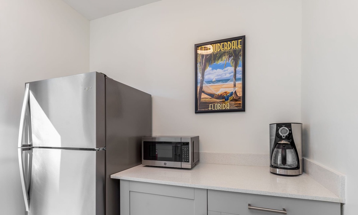 Colee Hammock Apartment | Modern & Updated Suite. Walk to Las Olas!