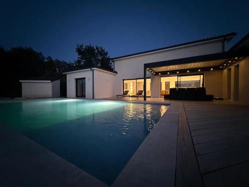Saint-Laurent-des-Vignes Villa | Modern villa with private pool in Bergerac