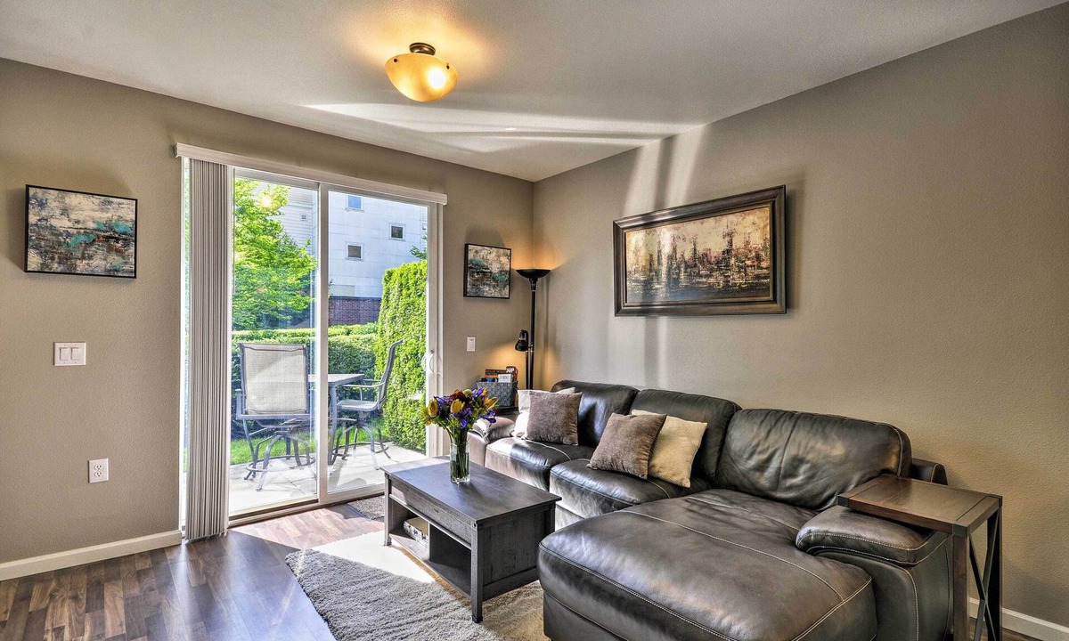 Hough Apartment | Modern Vancouver Townhome - Right on Main St!