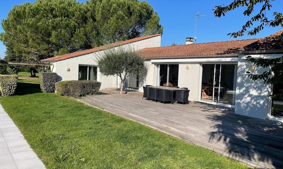 Brives-sur-Charente Villa | Modern Villa with Pool in Brives