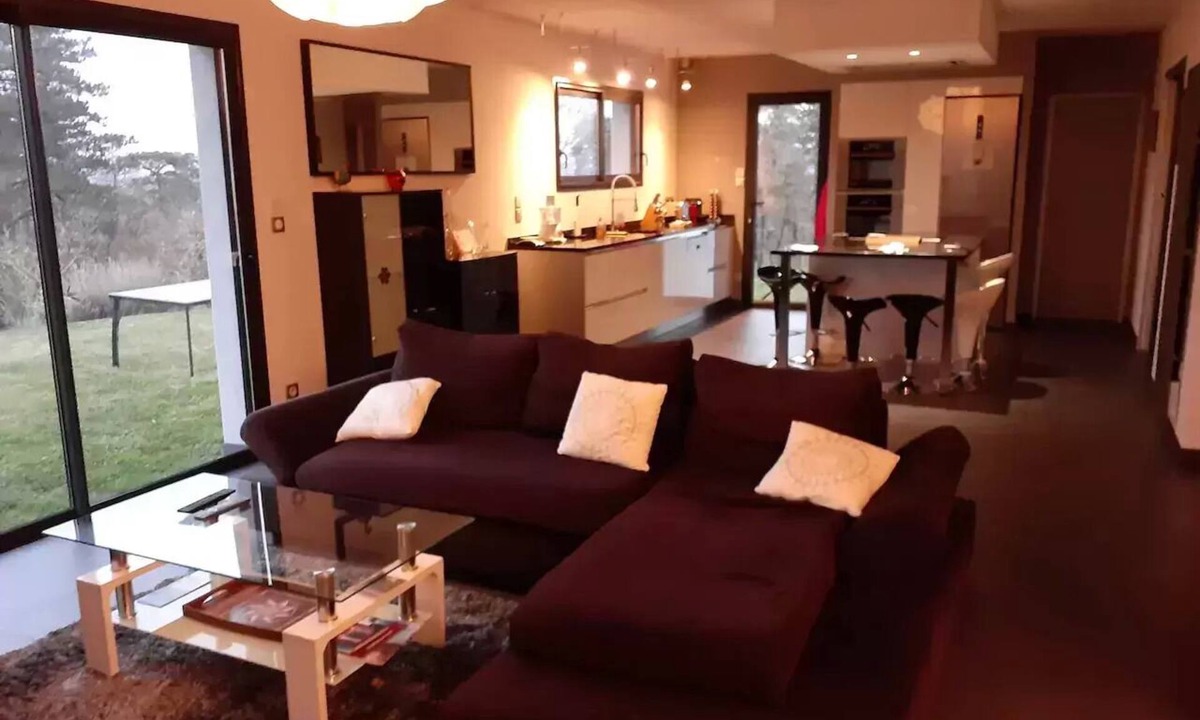 Revel House | Modern villa close to the lake