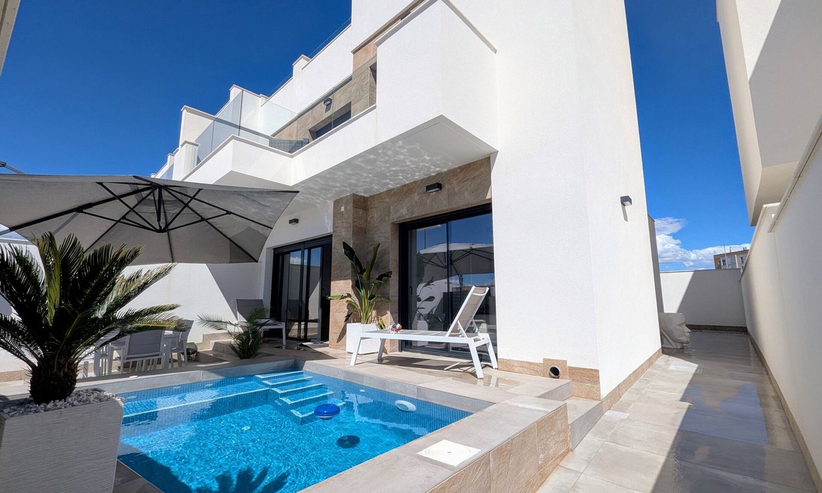 Los Montesinos House | Modern Villa 'R-40-C' with Private Pool, Wi-Fi, and Air Conditioning