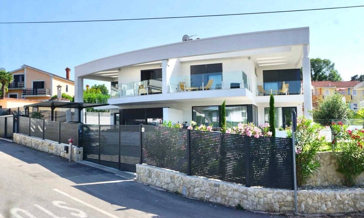 Vantacici Villa | Modern Villa Sarah with heated pool & Seaview