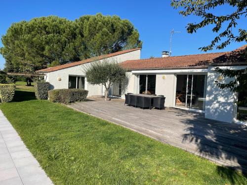 Brives-sur-Charente Villa | Modern Villa with Pool in Brives