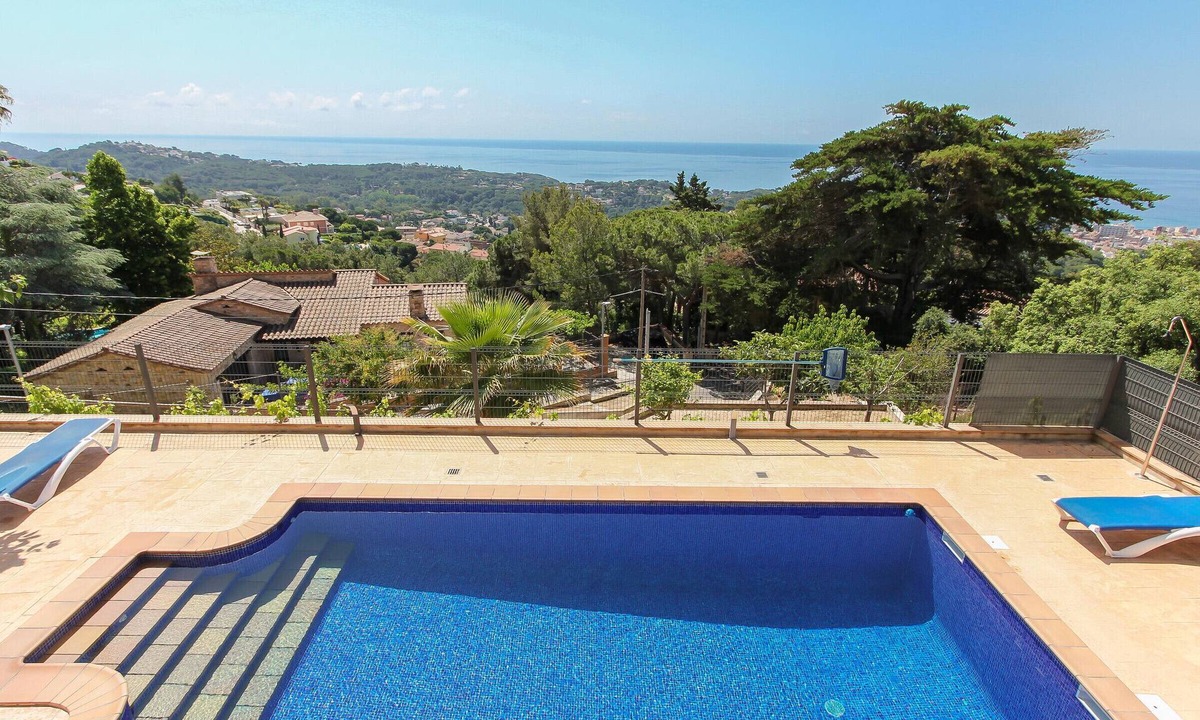 Lloret de Mar Cottage | Modern Villa with Private Pool and Sea View in Roca Grossa