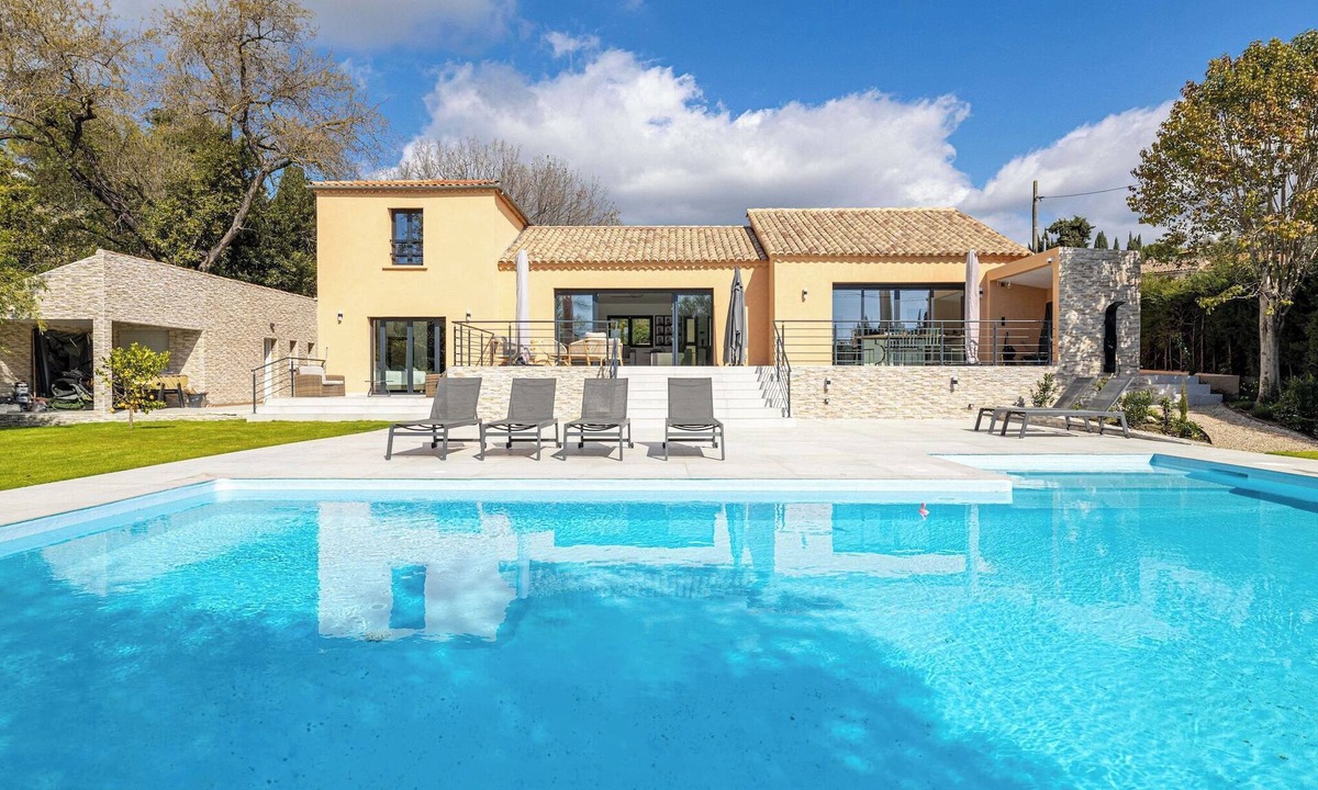 Mougins Apartment | Modern Villa with Heated Pool and Garden
