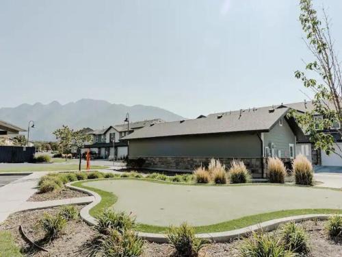 Draper House | Modern W Pool, Gym, HotTub, Golf, Pet Friendly