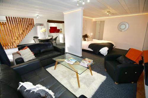 Leamington Apartment | Modern Wall