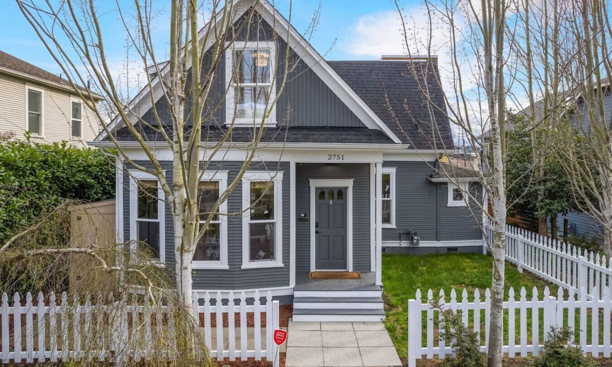 Ballard House | Modern & Warm City Oasis - Fire Pit