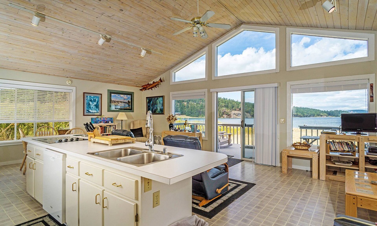 Lopez Island House | Modern waterfront home minutes from shopping, dining, & beaches