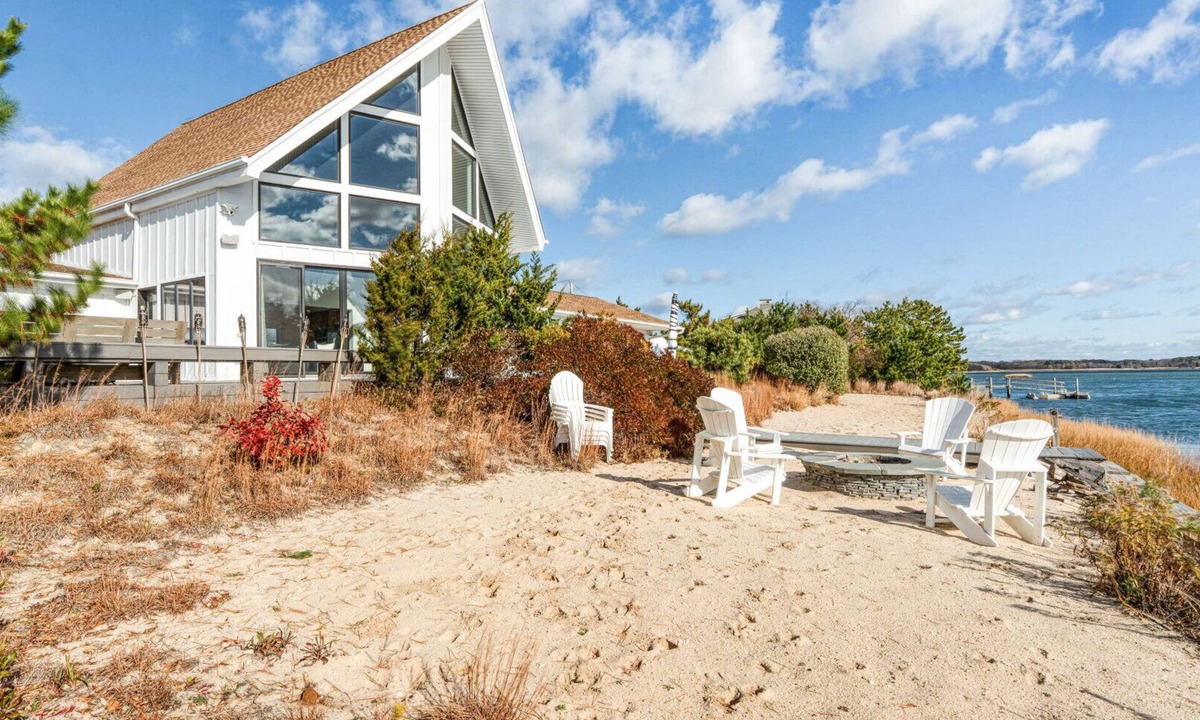 Tuckahoe House | Modern Waterfront Home on a Peninsula in Cold Spring Point Southampton