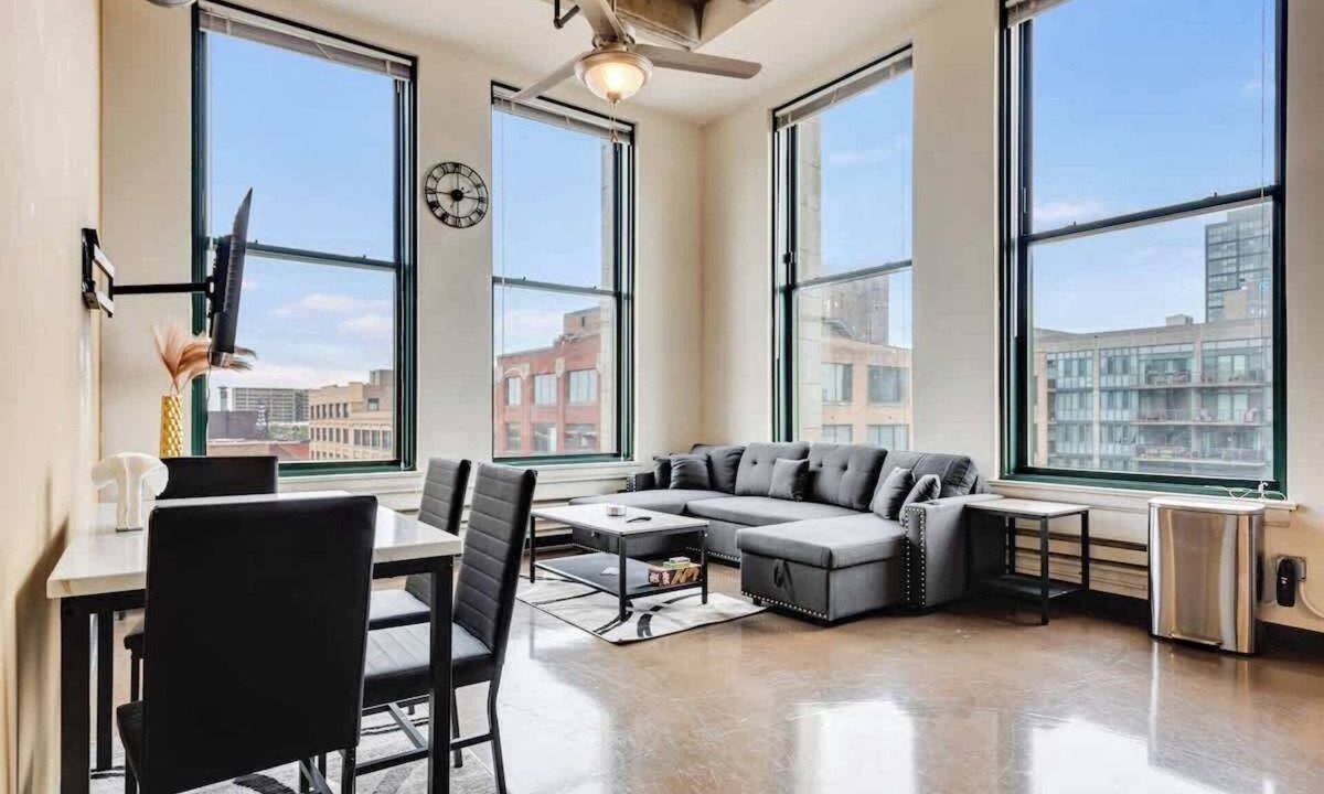 West Loop Apartment | Modern West Loop Gem-City Views & Prime Location 4