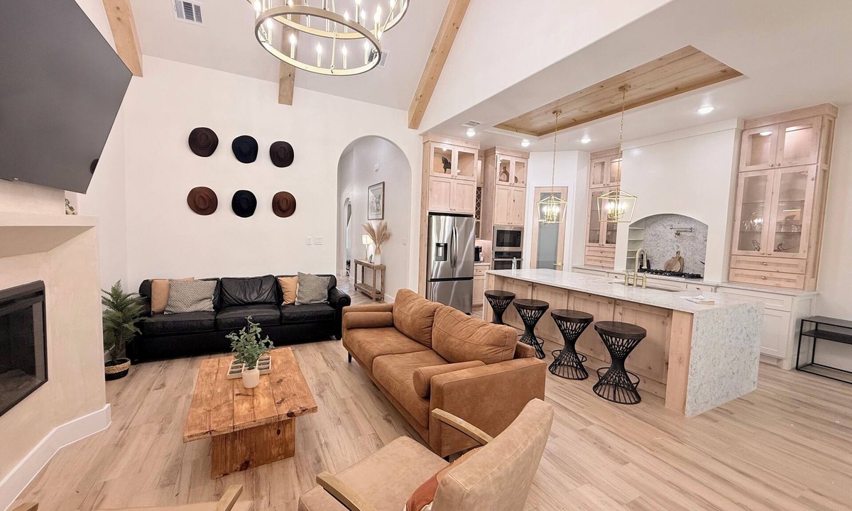 Fort Worth House | Modern Western Retreat -3 Min to Stockyards -EV Charger - Hot Tub -Pet friendly